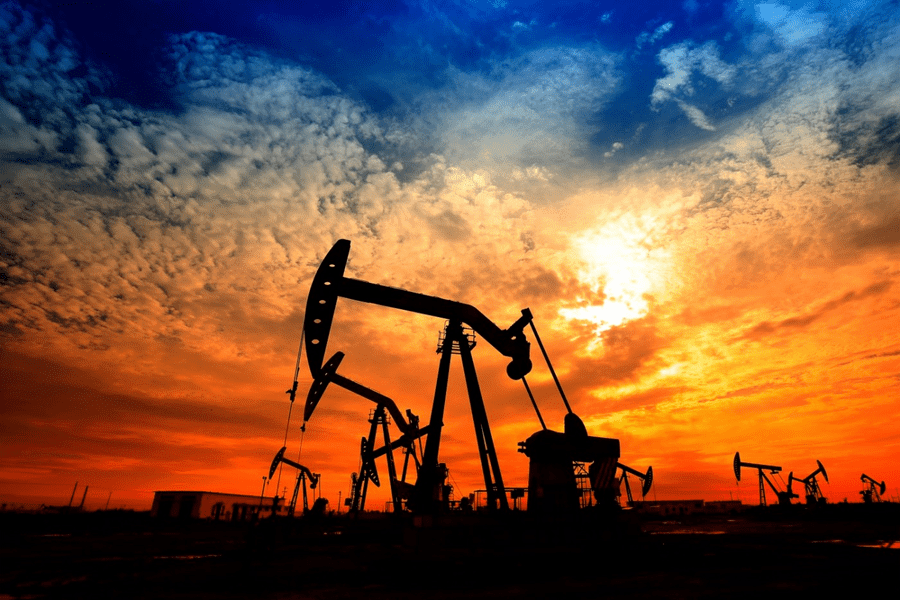 XTB: Optimism temperat privind prețul petrolului, într-un context geopolitic și economic incert
