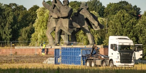 Autorităţile din Letonia au început să demonteze monumentul dedicat victoriei sovietice din capitala Riga  FOTO Twitter Nexta jpg