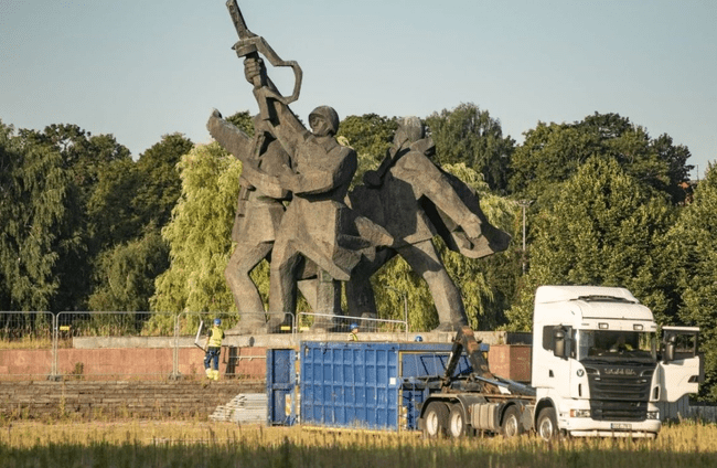 Letonia a început demolarea monumentului dedicat victoriei sovietice