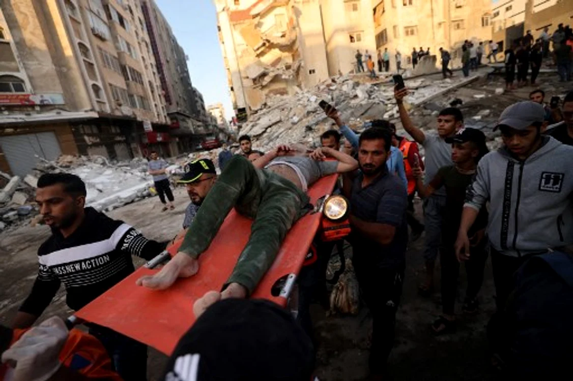 
    Un palestian rănit în urma unui raid aerian e transportat la o unitate medicalăfoto: AFP  