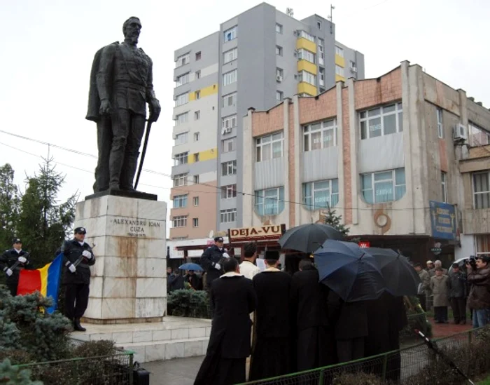 Reprezentanţii instituţiilor din judeţul Olt au depus coroane la statuia lui A.I. Cuza