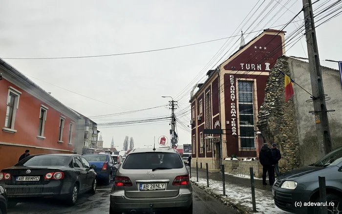 Trafic aglomerat în centrul Sebeșului, unul dintre orașele „sufocate” de mașini. Foto: Daniel Guță
