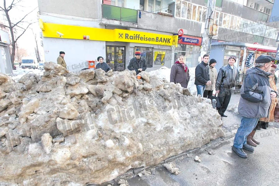 Bulevardul Ghencea: Munţii de zăpadă cu  noroi blochează de-a  valma locurile de  parcare şi trotuarele