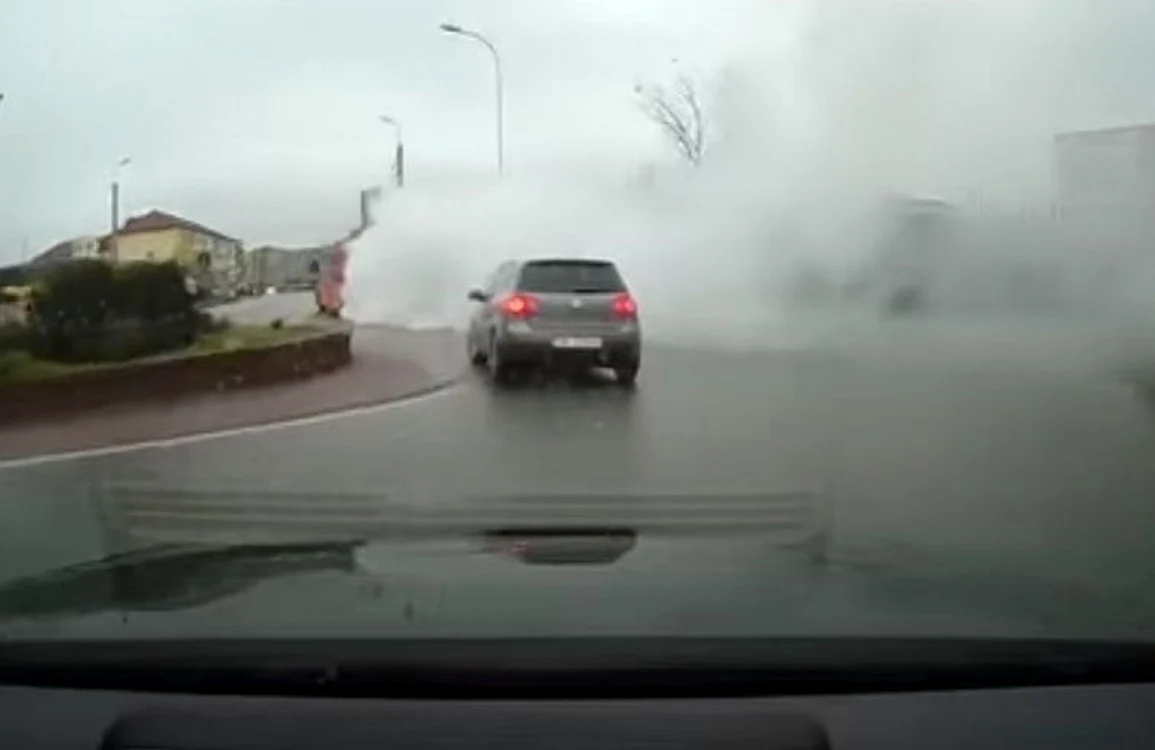 Fumul scos de autobuz a acoperiş şoseaua. Foto: captură video