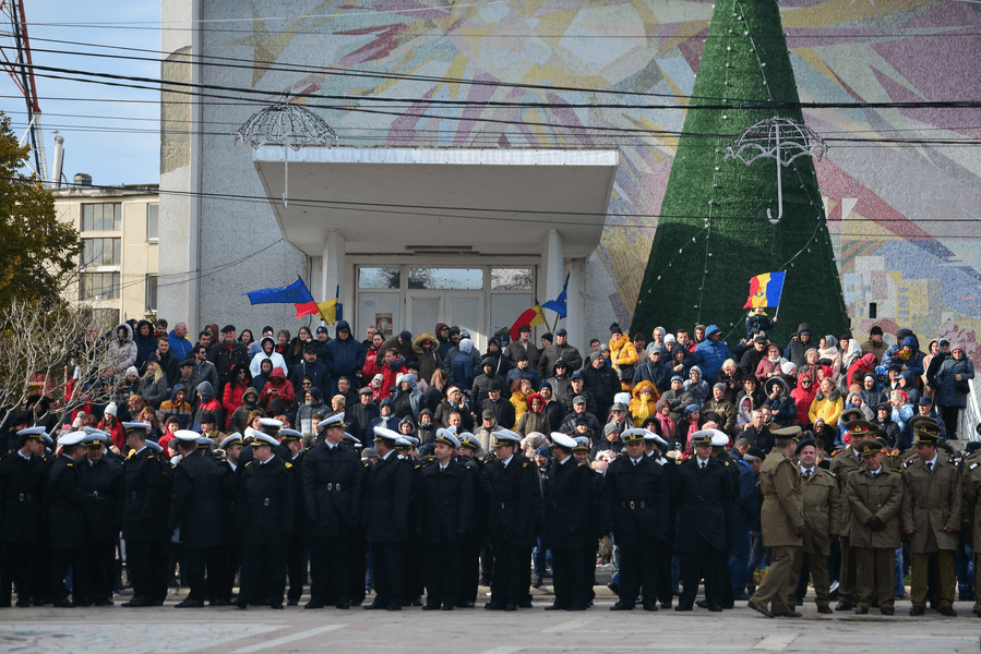 Fasole cu cârnați și paradă militară, la Mangalia, de Ziua Națională a României