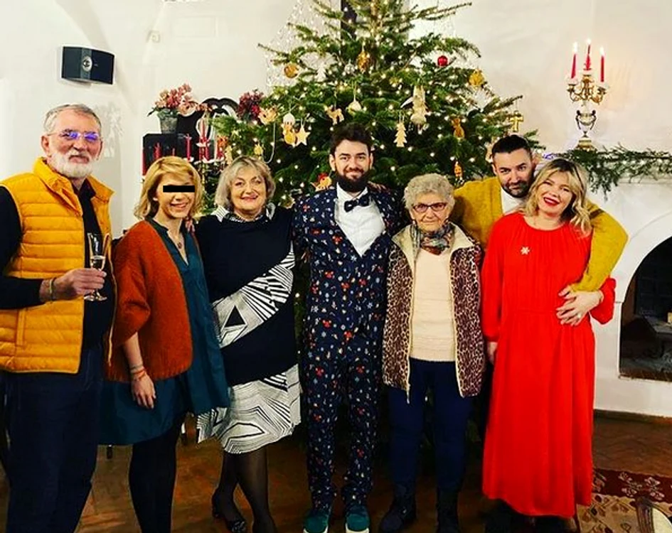 Smiley, alături de părinți, de fratele Filip, de bunica din partea mamei și de iubita lui, Gina Pistol