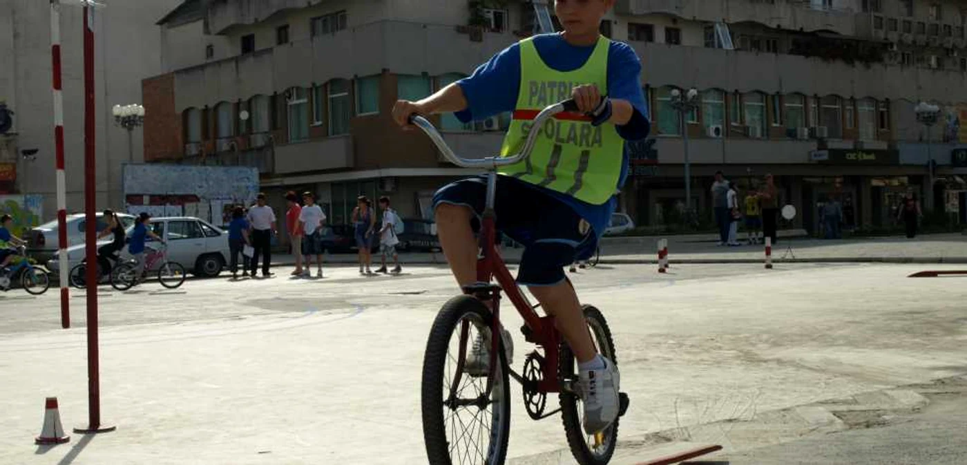 Elevii şi-au arătat măiestria în conducerea bicicletei