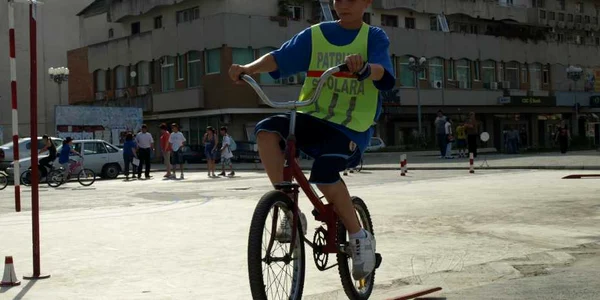 Elevii şi-au arătat măiestria în conducerea bicicletei