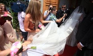 Nadine şi Dragoş s au  căsătorit religios sâmbătă,  după o relaţie de mai  bine de 10 ani jpeg