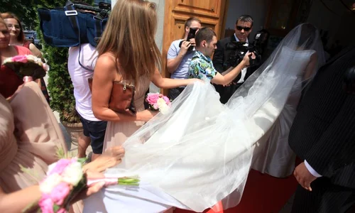 Nadine şi Dragoş s au  căsătorit religios sâmbătă,  după o relaţie de mai  bine de 10 ani jpeg