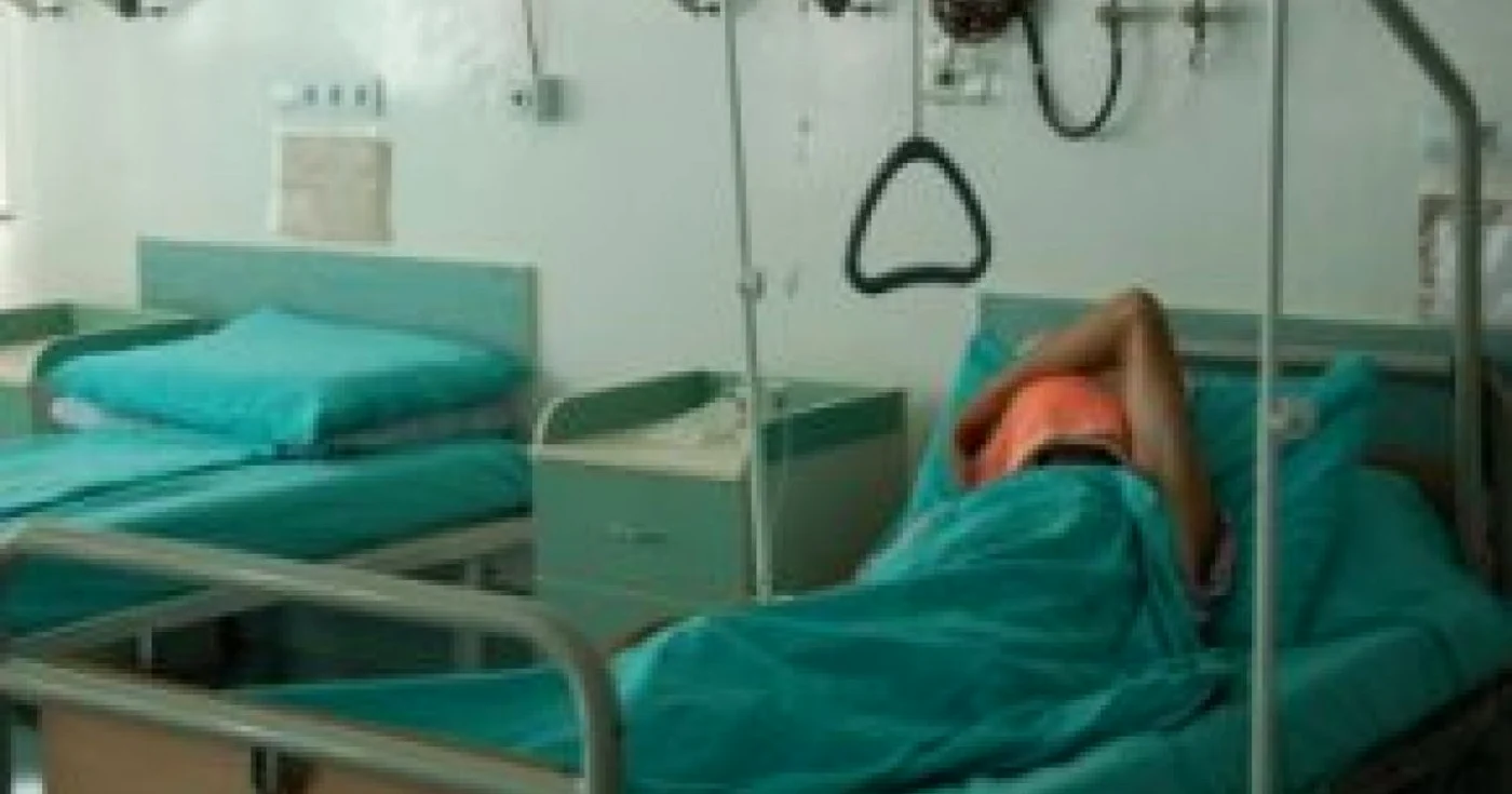 Bucureşti: Un tânăr a mers pe stradă cu un cuţit înfipt în cap