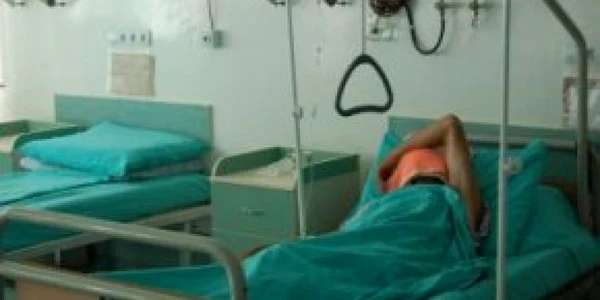 Bucureşti: Un tânăr a mers pe stradă cu un cuţit înfipt în cap