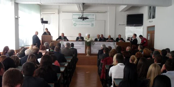 Seminarul a fost organizat în aula Universităţii