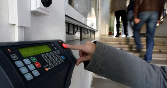 Timişoara: Angajaţii Primăriei vor fi amprentaţi ca agenţii FBI, când vin la serviciu