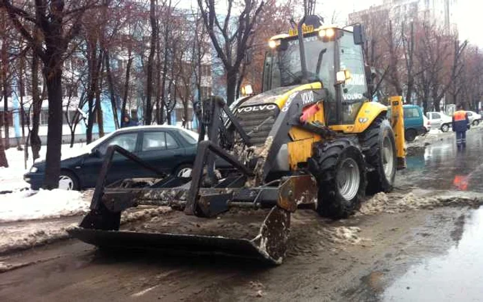 Autoritatile trebuie sa organizeze o noua licitatie pentru dezapezirea drumurilor din Valcea. Foto arhiva Adevarul