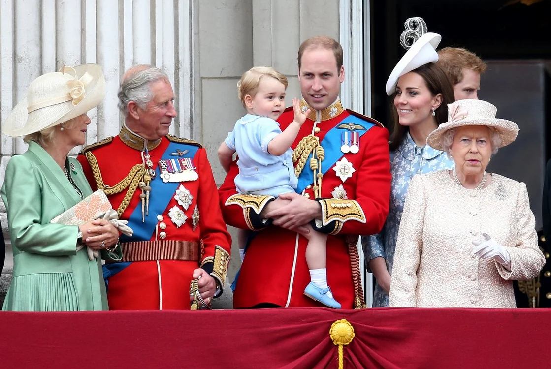 Prințul George, alături de părinți, bunicul Charles și străbunica Elisabeta. FOTO: Profimedia