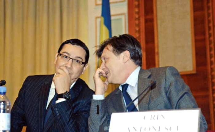 Liderii PSD şi PNL, Victor Ponta (stânga) şi Crin Antonescu, privesc cu scepticism alianţa social-liberală avansată de PC 