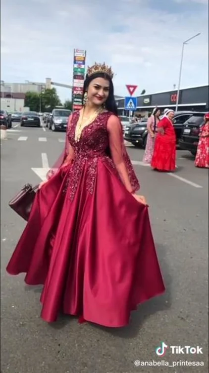 
    Tinere de etnie romă din comuna Grajduri, județul Iași, în fotografii postate pe TikTok foto: bzi.ro  