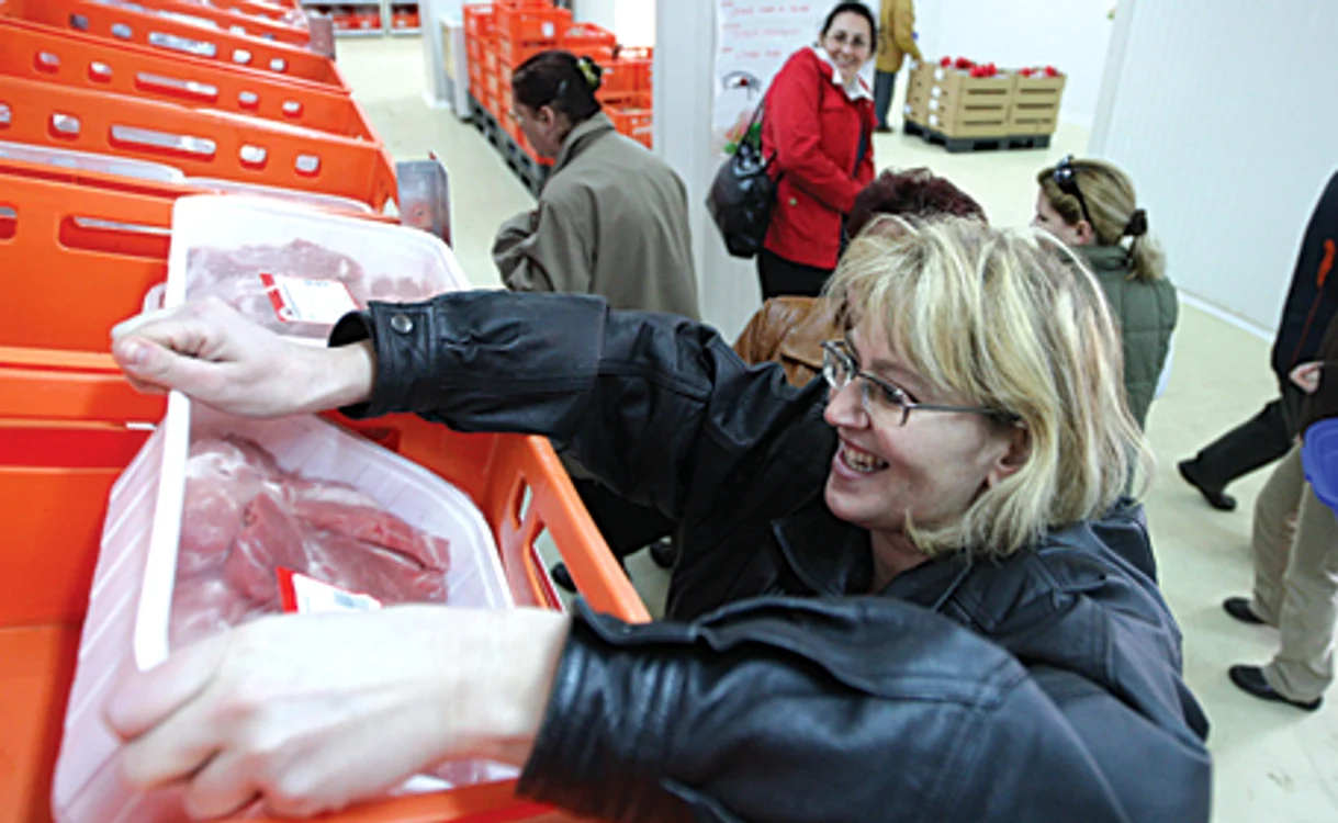 Gospodinele merg la cumpărături şi se orientează după produse la preţ redus
