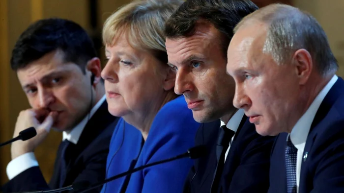 Preşedintele Ucrainei, Vladimir Zelenschi, primul din stânga, la 
Summitul de la Paris în Formatul Normandia, din 2019, alături de 
Cancelara Angela Merkel, Preşedintele Macron şi Preşedintele Putin. FOTO EPA-EFE