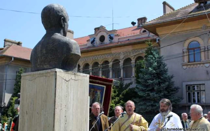 Slujbă de comemorare la bustul lui Constantin Bursan. FOTO: Daniel Guţă. ADEVĂRUL.