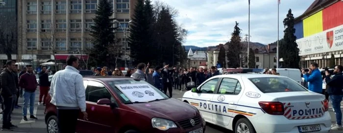 Şoferii au oprit maşinile în centrul oraşului timp de 15 minute FOTO: Florin Jbanca