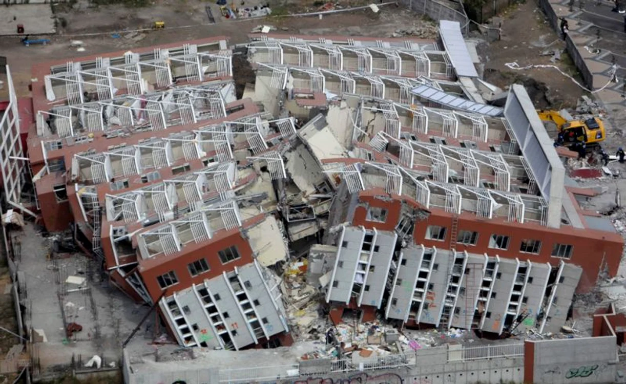 Un bloc de apartamente din Chile a fost distrus de cutremurul de 8,8 grade (Foto: AP / Natacha Pisarenko)