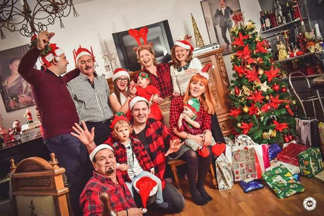 Au făcut o ședință foto în toată regula, așa că nu putea lipsi poza lângă brăduț