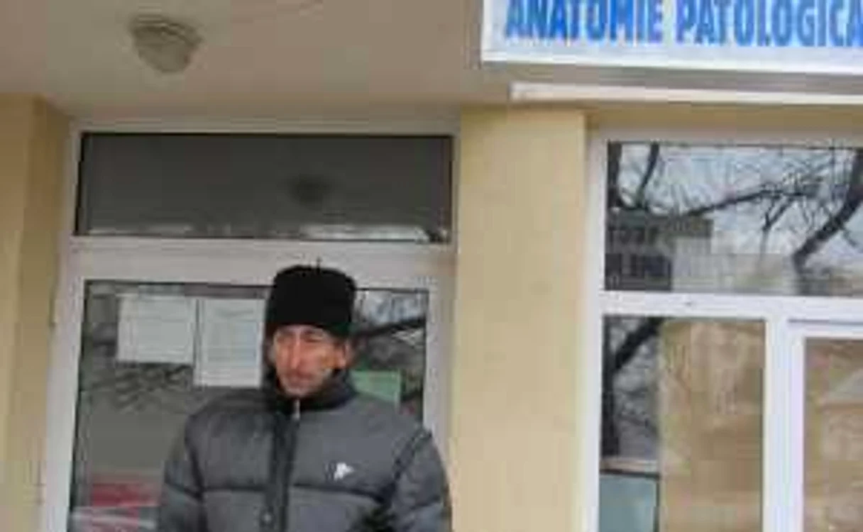Culiţă Cavalic, fiul bătrânului mort în stradă, în aşteptarea certificatului medico-legal FOTO Sabina Ghiorghe