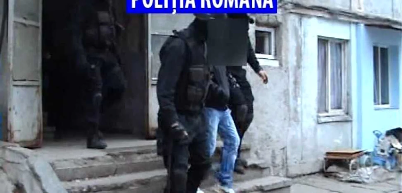 Persoanele suspectate de comiterea escrocheriilor telefonice au fost conduse la Poliţie pentru audieri 