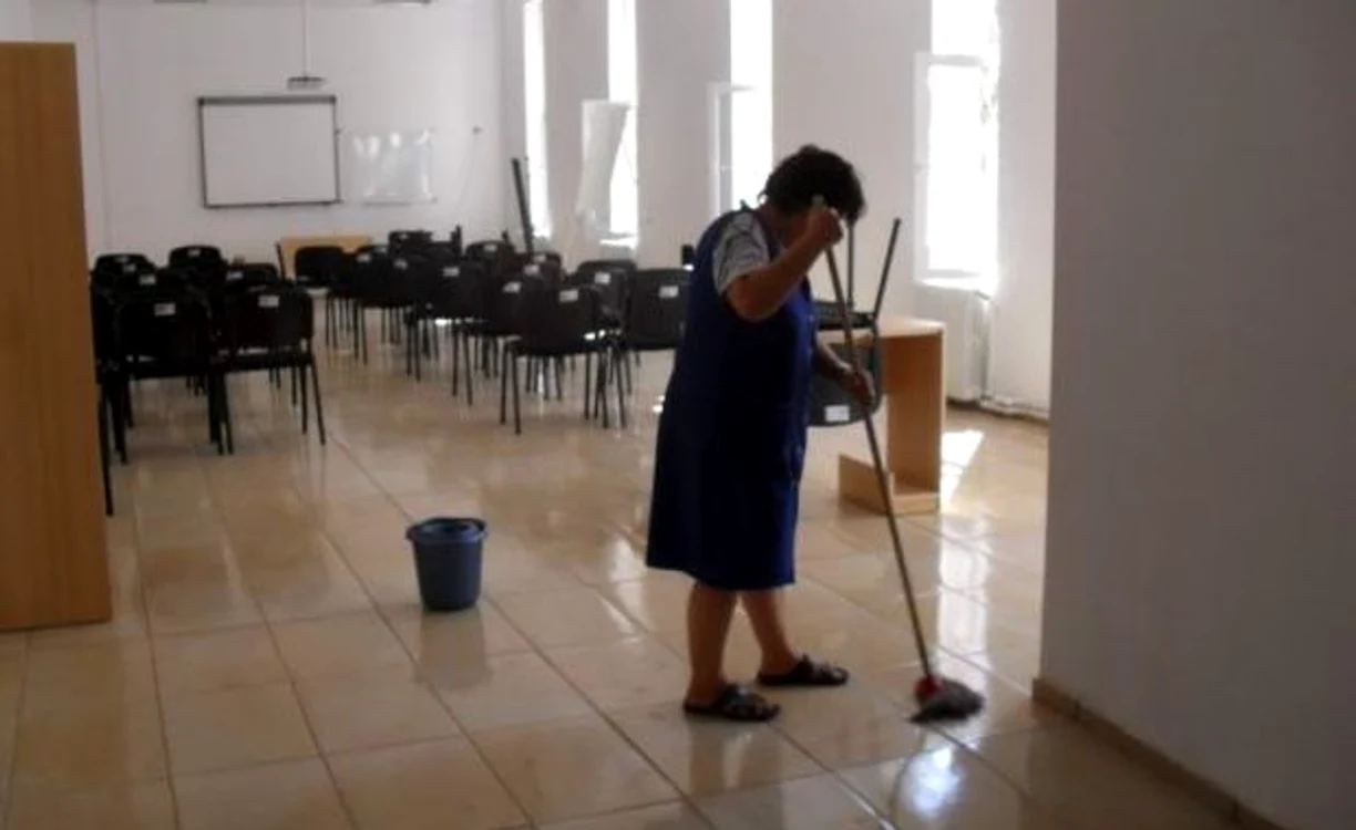 
    Să ajungi femeie de serviciu la BNR nu e deloc uşor  