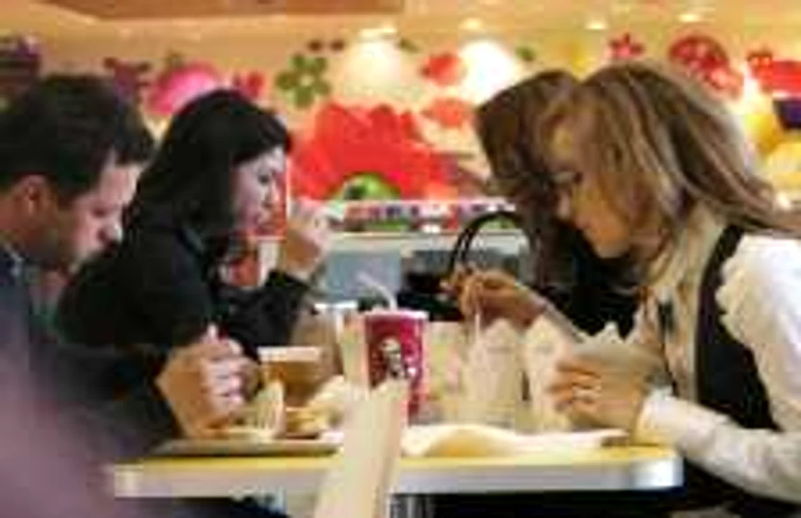 Tinerii suceveni se întâlnesc adeseori pentru a socializa la un prânz de tip fast food