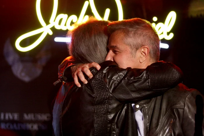 Minculescu si Bittman se iau in brate