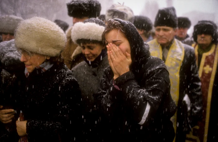 O tânără femeie plânge la înmormântarea fratelui ei, unul dintre numeroșii eroi GettyImages