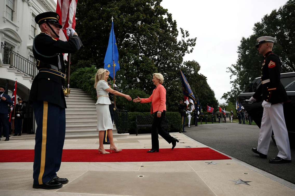 Ursula von der Leyen, întâmpinată de șefa de protocol la Casa Albă FOTO AFP