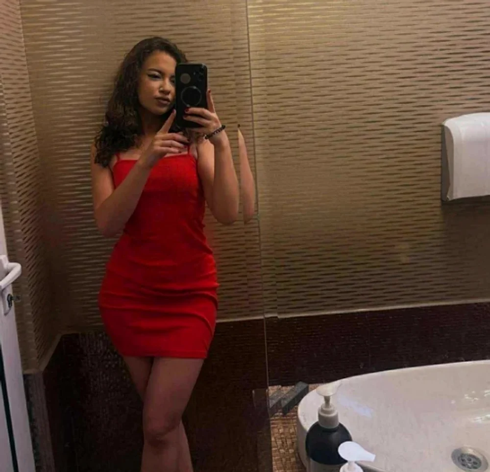 Profesoara de biologie din Iași, vedetă de videochat, și-a dat demisia. Contractul de muncă a încetat oficial