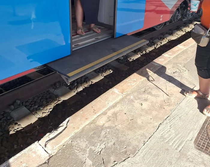 Distanța dintre peron și vagonul de tren este foarte mare