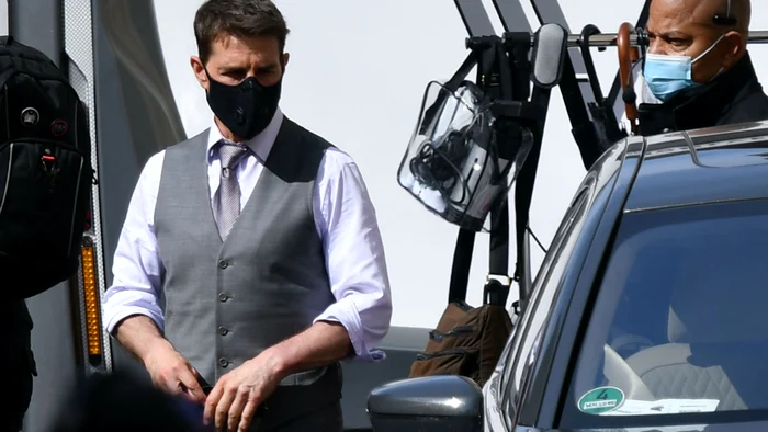 În rarele momente în care a renunţat la mască pentru a da explicaţii colegilor