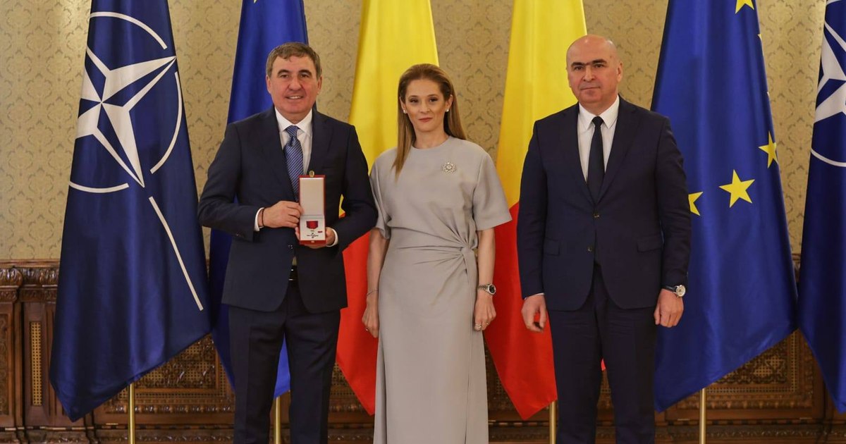 Gică Hagi Decorat: O Celebrere a Eleganței și Performanței