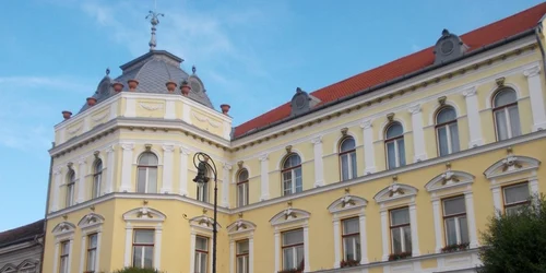 Femeia şi-a dat foc în faţa Primăriei