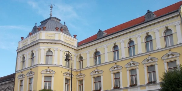 Femeia şi-a dat foc în faţa Primăriei