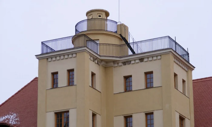 Colegiul Naţional Mihai Eminescu din Satu Mare este una dintre puţinele şcoli din România care au un observator astronomic.De aici sătmărenii vor putea vedea eclipsa de soare, de vineri. FOTO - satmareanul.net