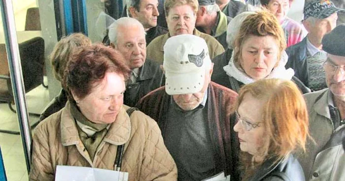 Pensionarii au luat cu asalt instanţele pentru a-şi recupera banii