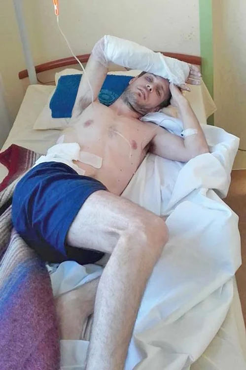 Tânărul este  din nou în spital
