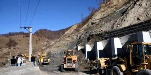 De două zile, drumarii acționează pentru curățarea drumului