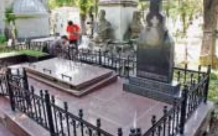 Monumentul familiei Voicu, ridicat peste mormântul generalului Argeşeanu