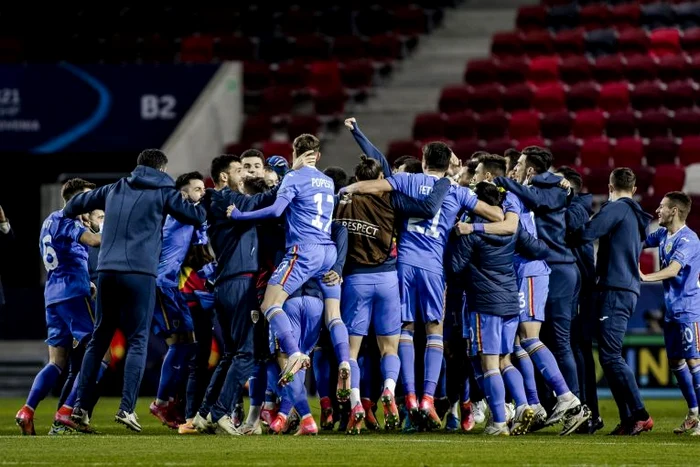 
    Bucuria jucătorilor naționalei Under 21 a României după victoria cu Ungaria, de la EuropeneFOTO: Sportpictures.eu  