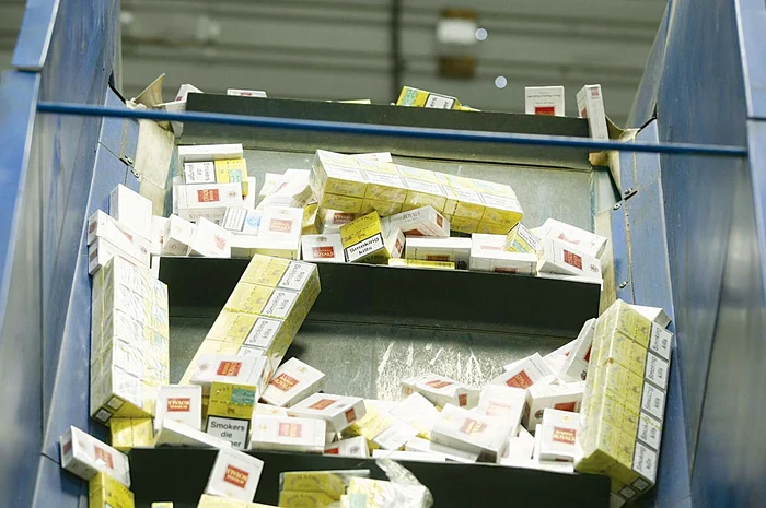 Din saci, pachetele au fost descărcate pe o bandă transportoare