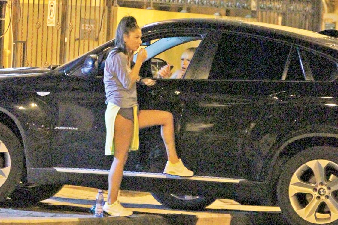 
    Anda vorbeşte,  Roxana haleşte! (FOTO: CAPS)  