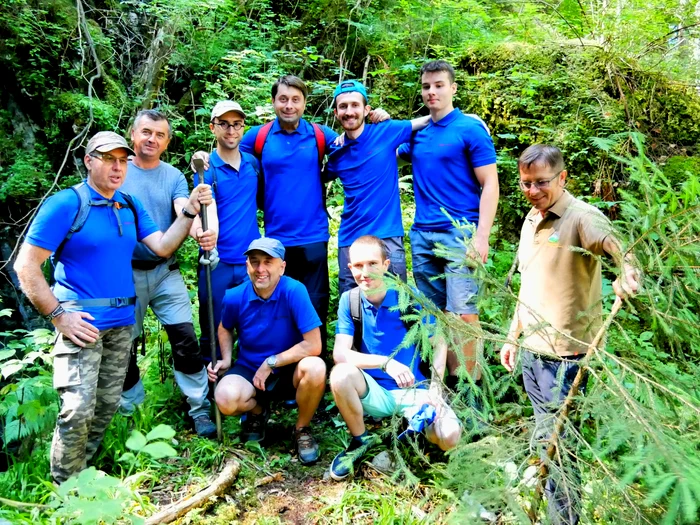 Voluntari care au participat la realizarea traseului. Cornel Jurju (jos cu șapcă albastră). FOTO: CJ